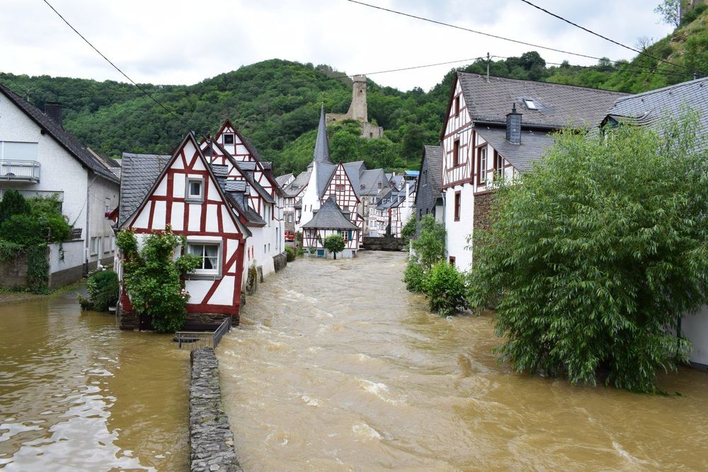 Extreme weather – a wake-up call on climate mitigation and adaptation